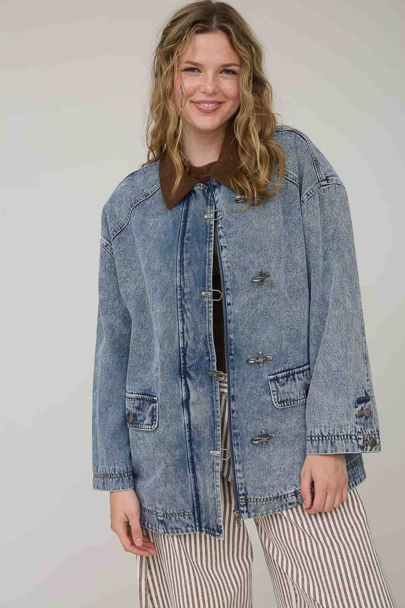 Contrast Collar Latch Hook Washed Denim Jacket: Denim
