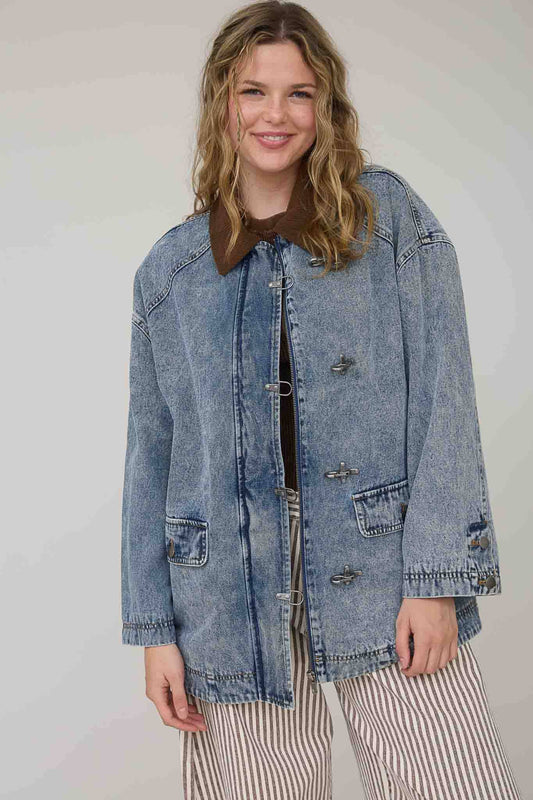 Contrast Collar Latch Hook Washed Denim Jacket: Denim